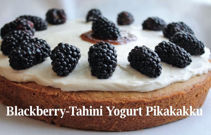 Blackberry-Tahini Yogurt Pikakakku
